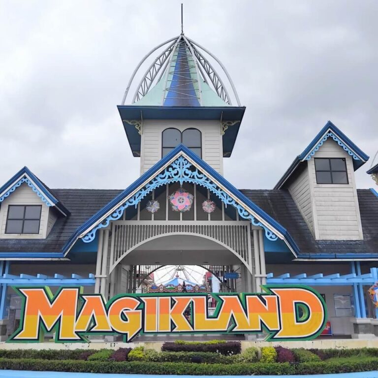 HAPPY NEW YEAR MAGIKLANDERS! - We are OPEN today until January 5, 2025